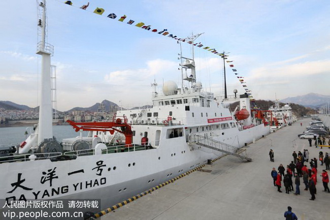 12月10日，“大洋一号”科考船在青岛码头静待起航。