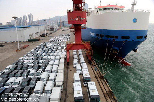 12月26日，准备出口的上汽大通汽车在连云港港滚装码头等待装船“出海”运往海外。