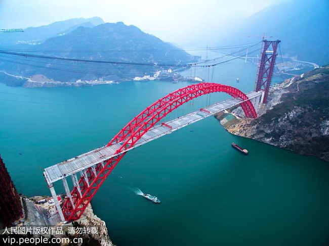12月27日，在秭归县长江西陵峡口，拍摄的钢主梁合龙现场全景（无人机航拍）。