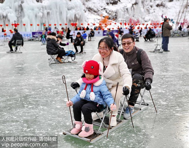 2018年12月22日，游客在海港区石门寨镇老君顶景区“第三届冰雪嘉年华”活动中游玩观光。