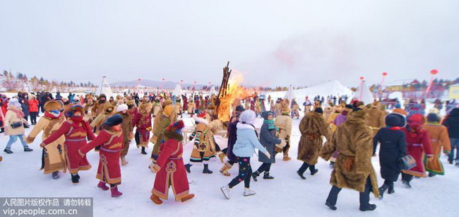 2018年12月26日，各民族群众围绕篝火跳起欢快的民族舞蹈。