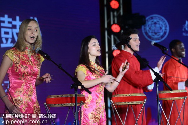 12月28日，南开大学的留学生在演唱京东大鼓。