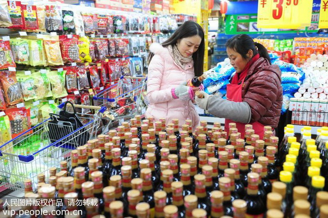 2018年1月10日，安徽省阜阳市的市民在本市清河路一家超市内选购生活用品。