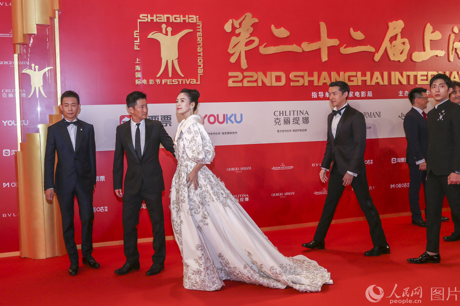 章子怡（左三）率电影《攀登者》剧组亮相红毯。王初 摄