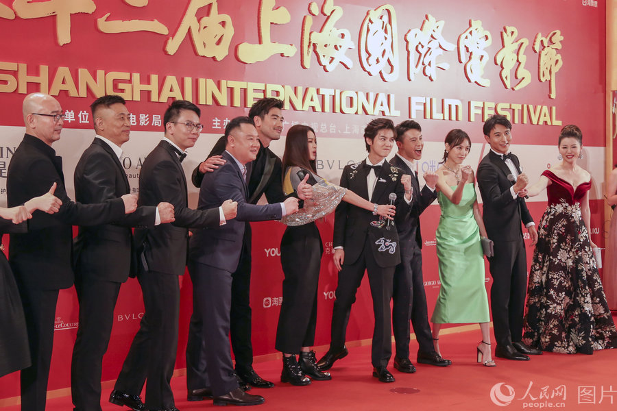 《上海堡垒》剧组亮相红毯。王初 摄