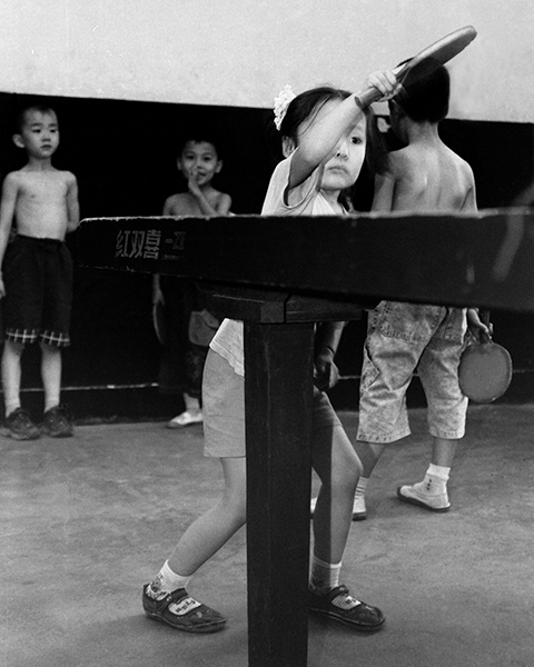 2001年，少年宫里学乒乓的孩子们，有的还不到5岁。作者：李瑞勇