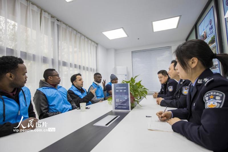4月12日，“老外”网格员们和镇江市公安局新区分局出入境管理大队的民警在讨论近期留学生存在等噪音扰民问题。