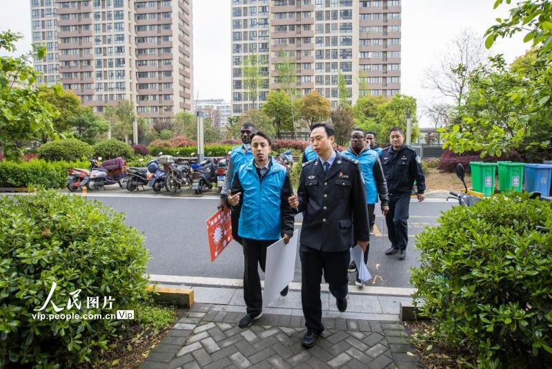 4月12日，“老外”网格员们和镇江市公安局新区分局出入境管理大队的民警走进留学生住宅区宣传禁止噪音扰民。