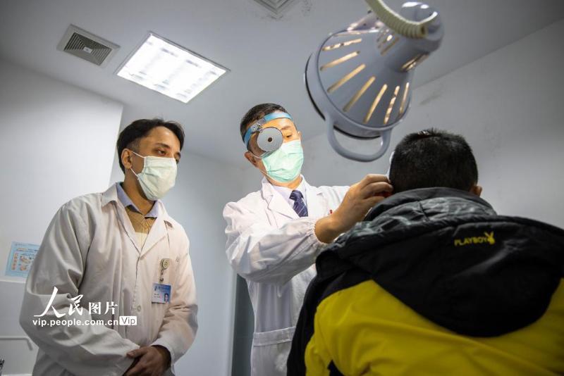 4月9日，“老外”网格员小龙在镇江第一人民医院见习。