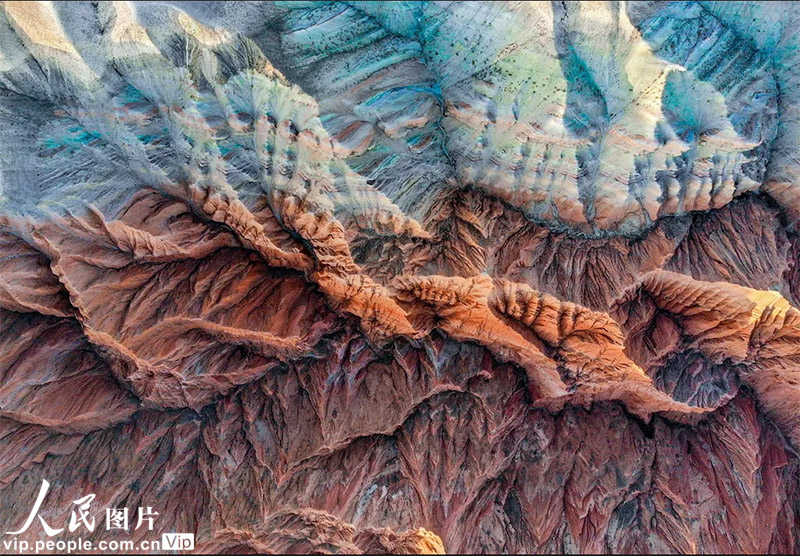 五彩山脉，选自“2020首届中国・黄山区无人机全国摄影大展” 入展作品。黎鸣 摄