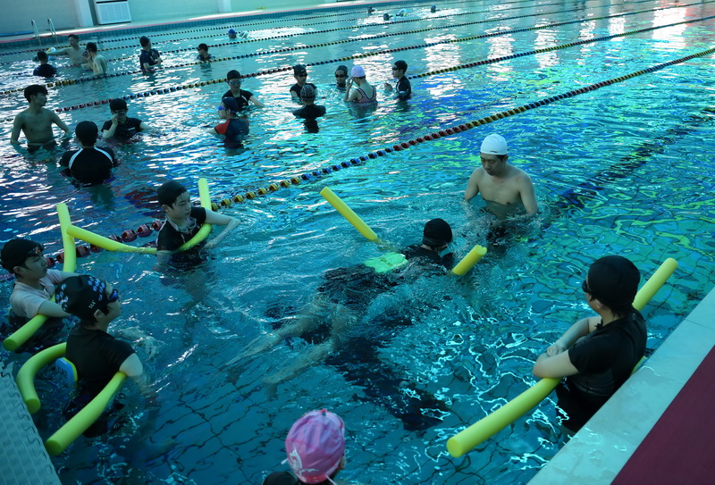 学校专为学生安排为期三个月的游泳课程。