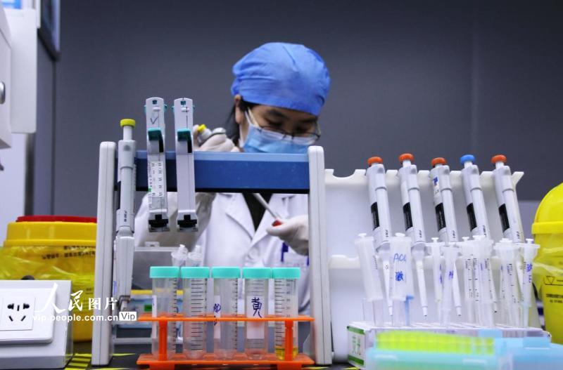2021年4月27日，北京迪安医学检验实验室内的工作人员正在进行日常作业。北京迪安成立于2008年，是集临床检验、医学科研、临床试验为一体的医学科研实体,是北京最早、规模最大、第一个通过CNAS ISO15189认可的第三方医学独立实验室，获得了国家高新技术企业等一系列资质和荣誉。