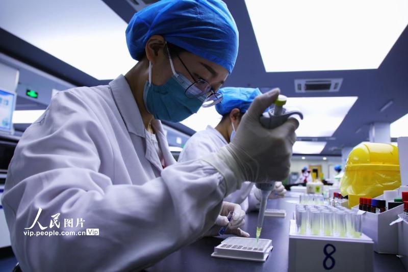 2021年4月27日，北京迪安医学检验实验室内的工作人员正在进行日常作业。北京迪安未来五年战略规划将结合疫情防控，对于重大公共卫生方面，加大感染性疾病检测力量和平台建设，同时对疫苗研发科研实验加大技术人员的投入和平台设备的引进。