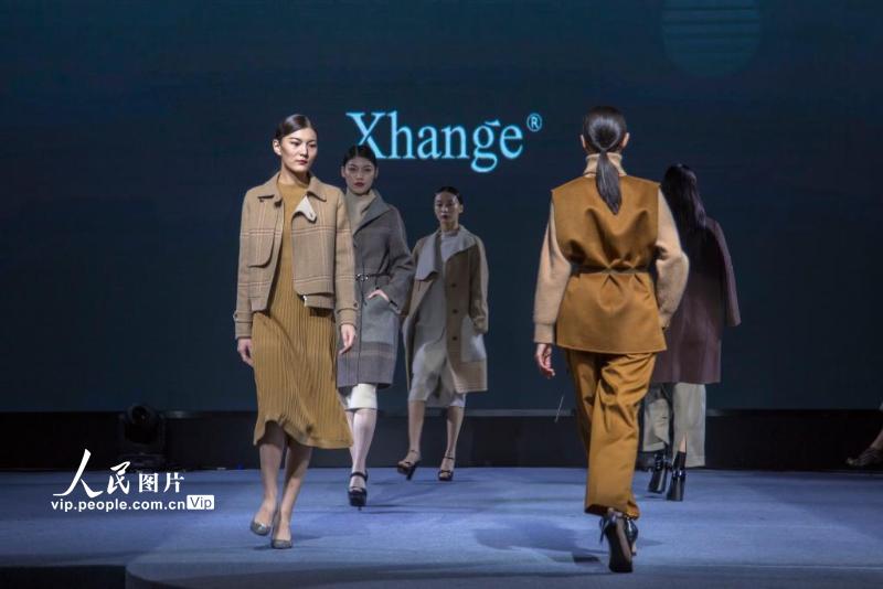 2021年4月28日，上海，宝山区第二届“五五购物节”启动仪式现场，笑涵阁秋冬服装潮流展示。