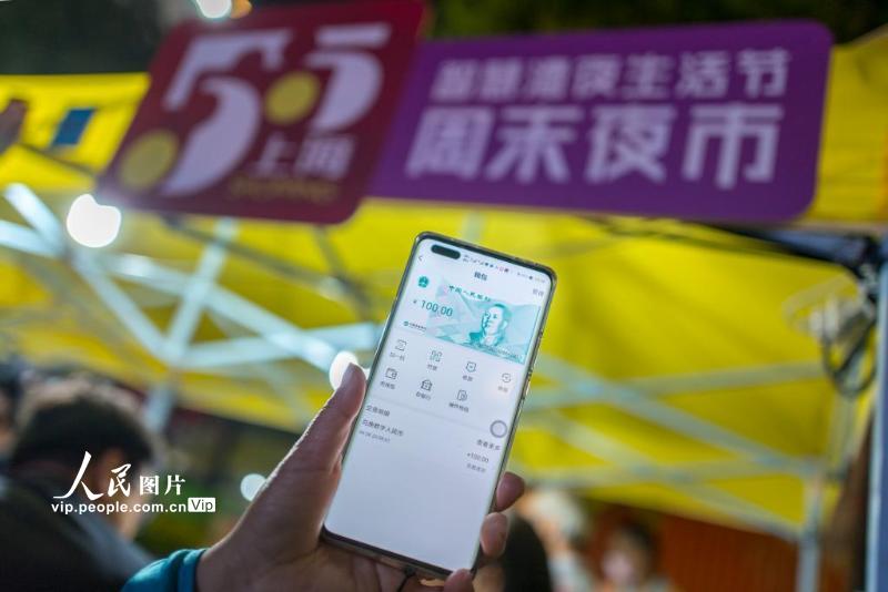 2021年4月28日，上海宝山，市民正在智慧湾夜生活节・周末夜市现场展示个人数字钱包。