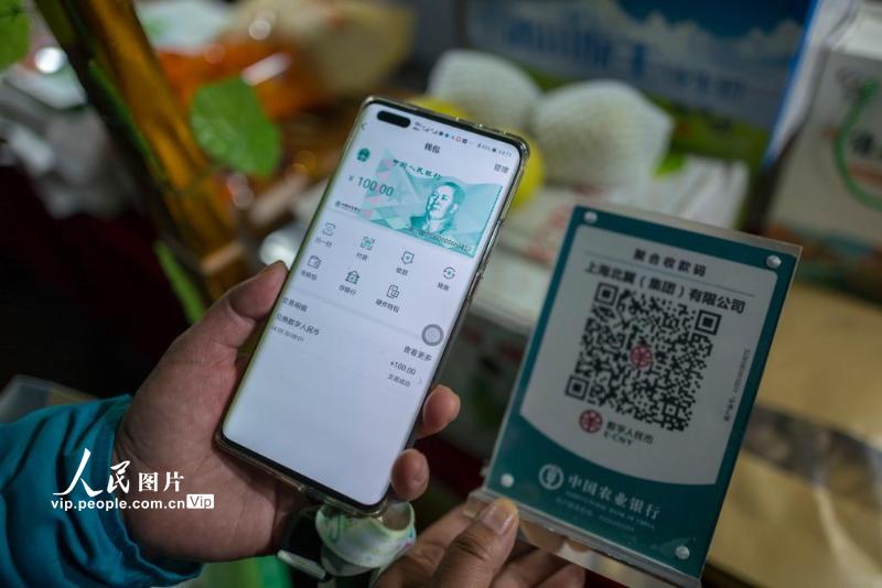 2021年4月28日，上海宝山，市民在智慧湾夜生活节・周末夜市现场准备使用数字人民币购物。