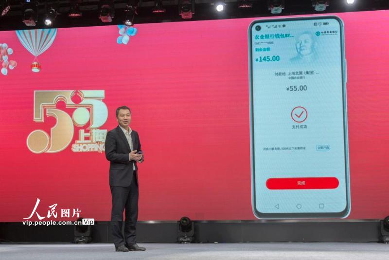 2021年4月28日，上海，宝山区委书记陈杰完成了宝山数字人民币消费第一单。