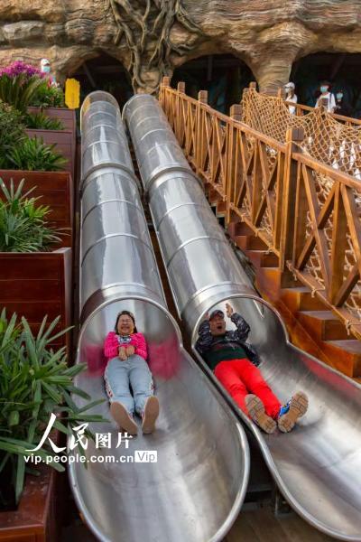 2021年4月29日，游客正在上海宋城游玩。