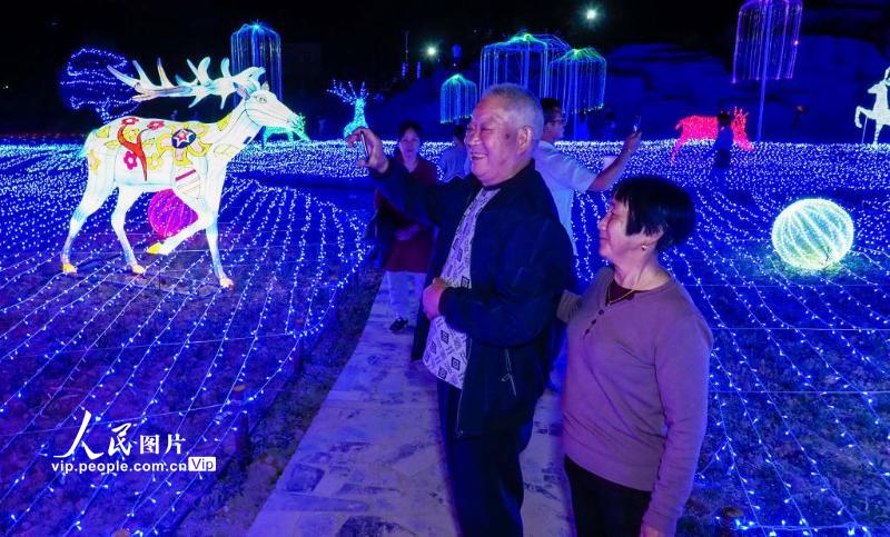 2021年4月29日夜晚，在安徽省宁国市港口镇西村，老夫妇携手前来赏灯，享受西村夜晚的浪漫时刻。