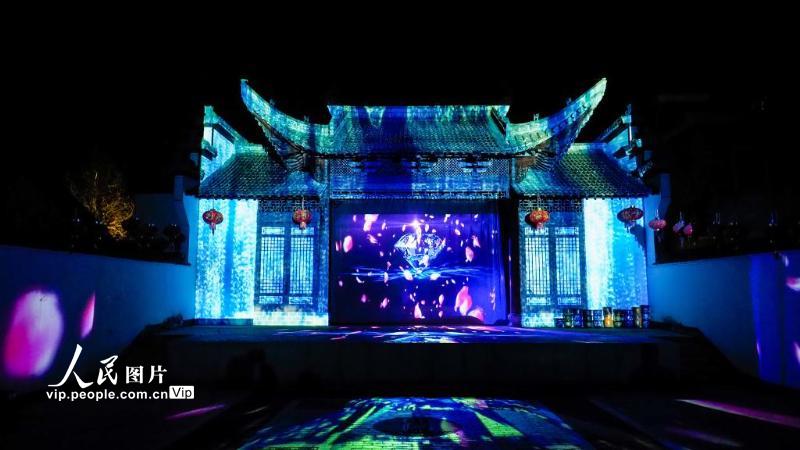 2021年4月29日，在安徽省宁国市港口镇西村，西村皖南花鼓戏剧院，白天是古戏台，到了夜晚，在全息投影技术的支持下，古戏台变幻莫测，不断变化的光影，带给游人视觉上的震撼与夜游西村新体验。