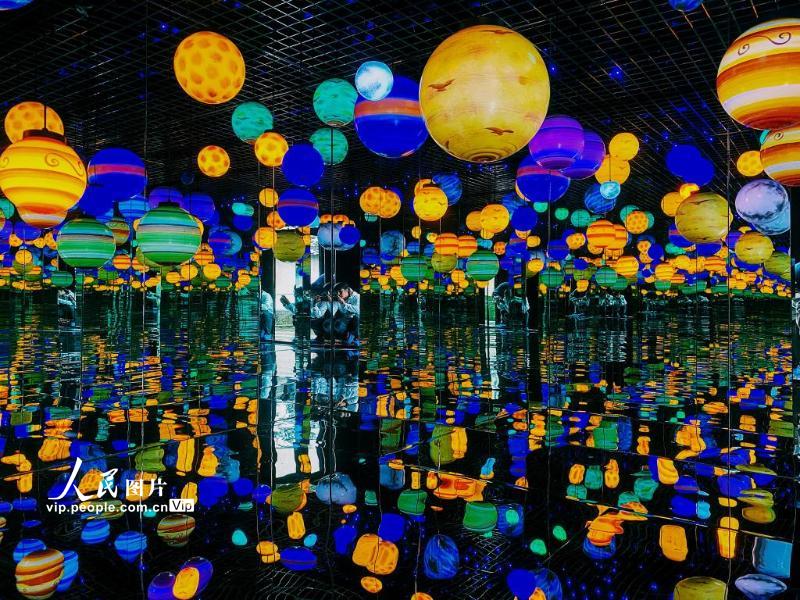 2021年4月29日，在安徽省宁国市港口镇西村光影艺术馆内的星球馆犹如人间星河。
