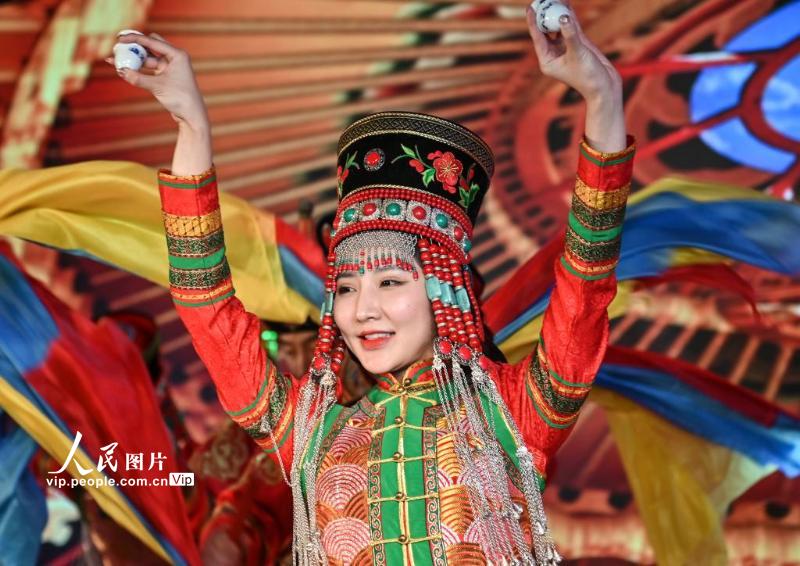 推介会现场展示了具有蒙古族特色的文化活动。