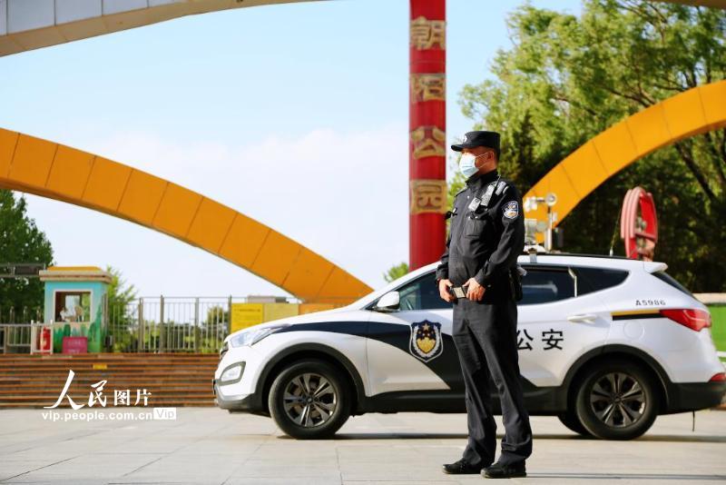 5月1日，麦子店派出所民警正在进行朝阳公园勤务。