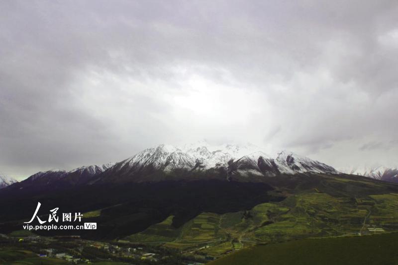 2021年5月21日，阿咪东索山顶白雪覆盖，雾气缭绕。